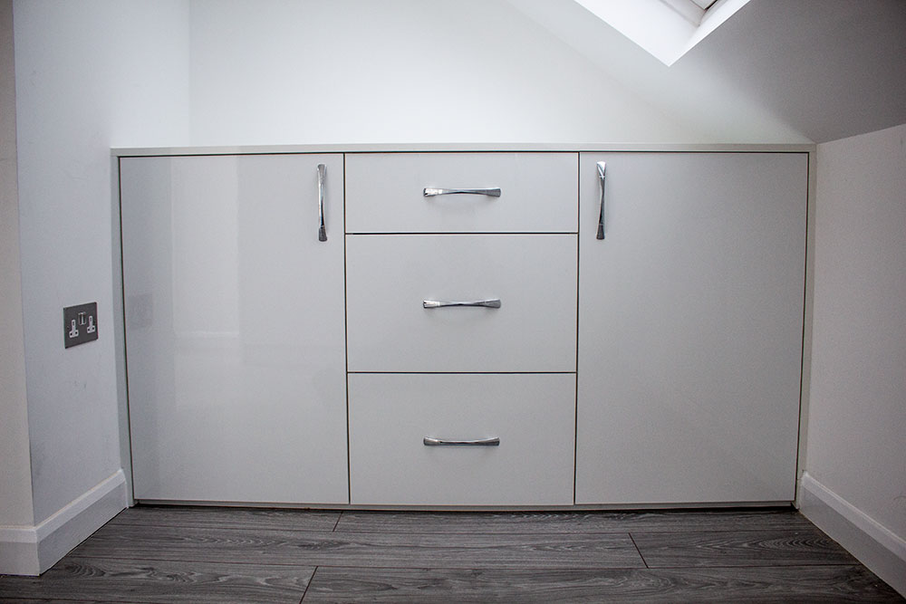 Fitted drawer unit with doors